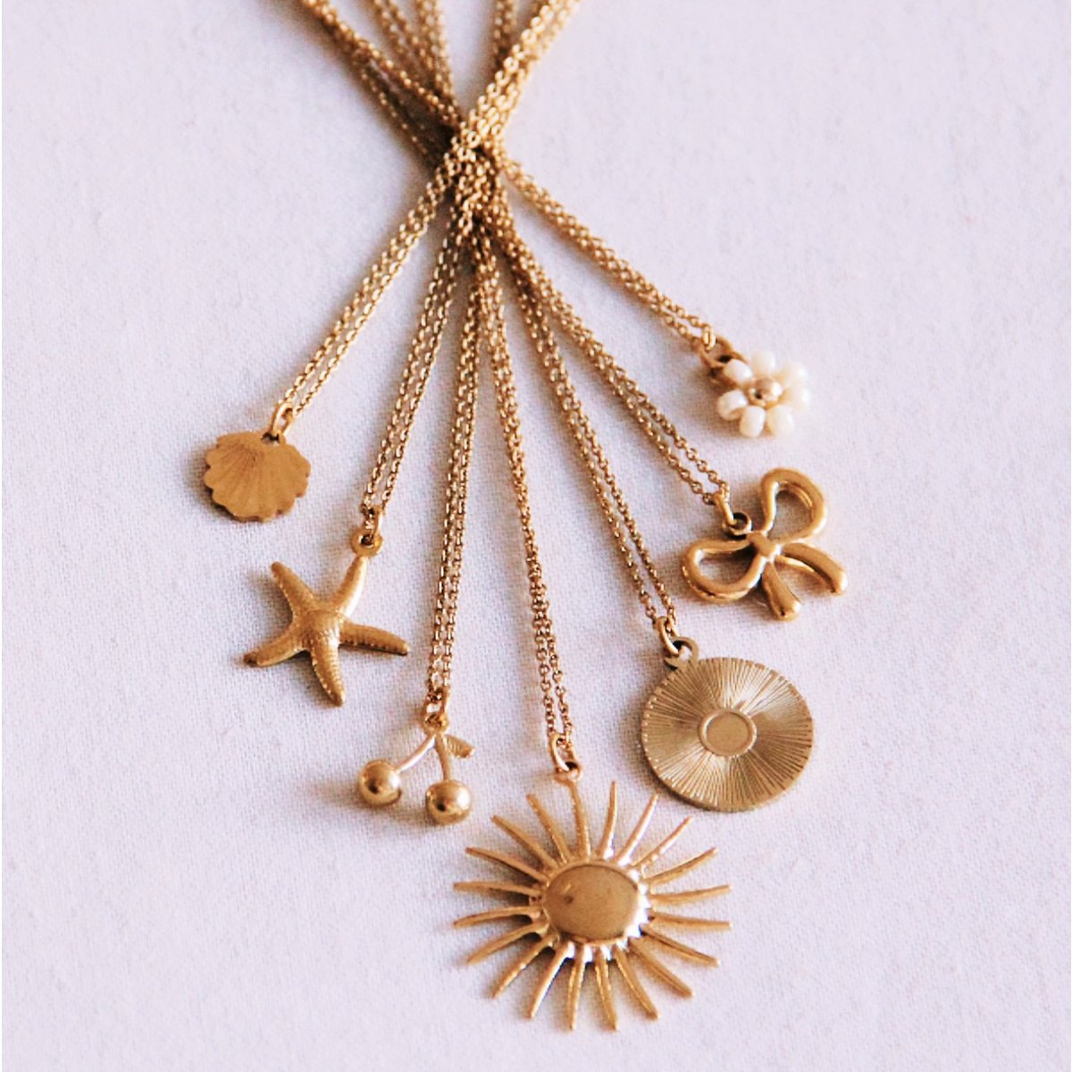 Feine Halskette mit Kirsche