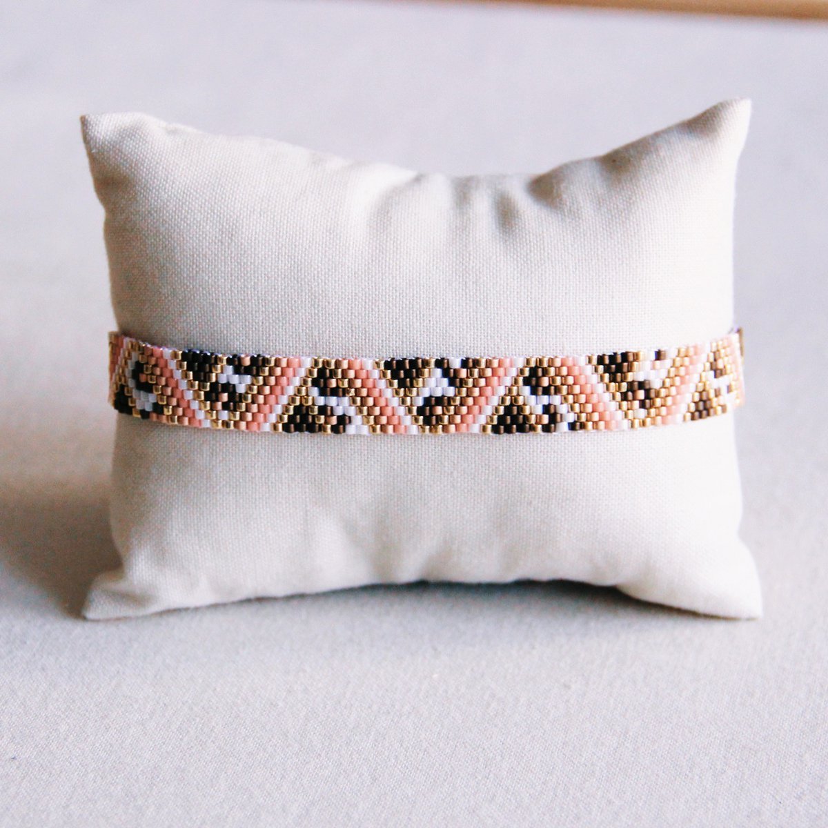 Gestreiftes gewebtes Armband mit Leopardendruck - Lachs/Taupe